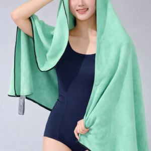 LUCKTORA-FAST-DRYING-TOWERL (3) Αθλητική πετσέτα γρήγορου στεγνώματος microfiber σε χρήση – μοντέλο με μπλε πετσέτα LUCKTORA