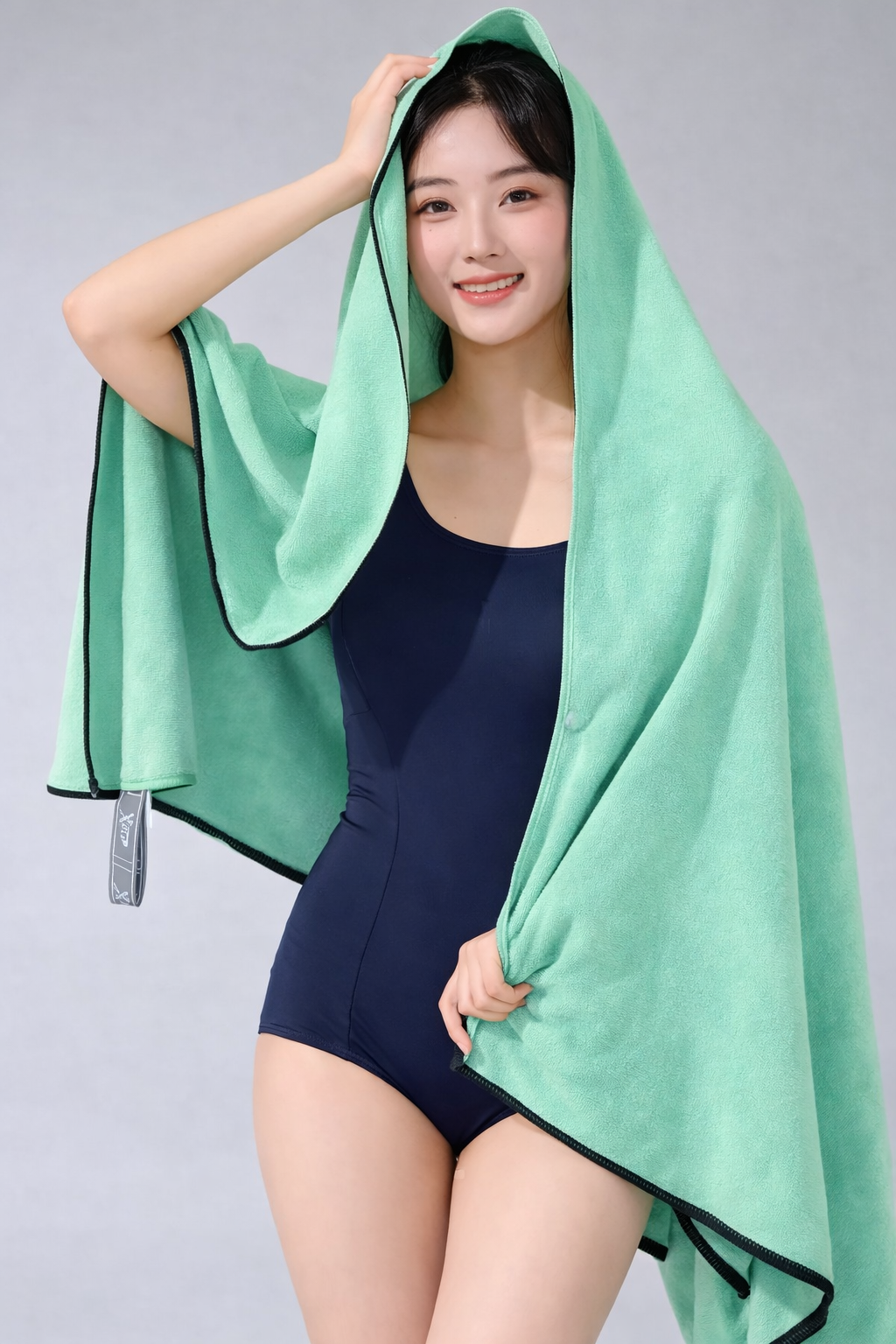 LUCKTORA-FAST-DRYING-TOWERL (3) Αθλητική πετσέτα γρήγορου στεγνώματος microfiber σε χρήση – μοντέλο με μπλε πετσέτα LUCKTORA