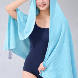Αθλητική πετσέτα γρήγορου στεγνώματος microfiber σε χρήση – μοντέλο με μπλε πετσέτα LUCKTORA