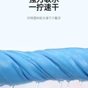 Αθλητική πετσέτα γρήγορου στεγνώματος microfiber σε χρήση – μοντέλο με μπλε πετσέτα LUCKTORA